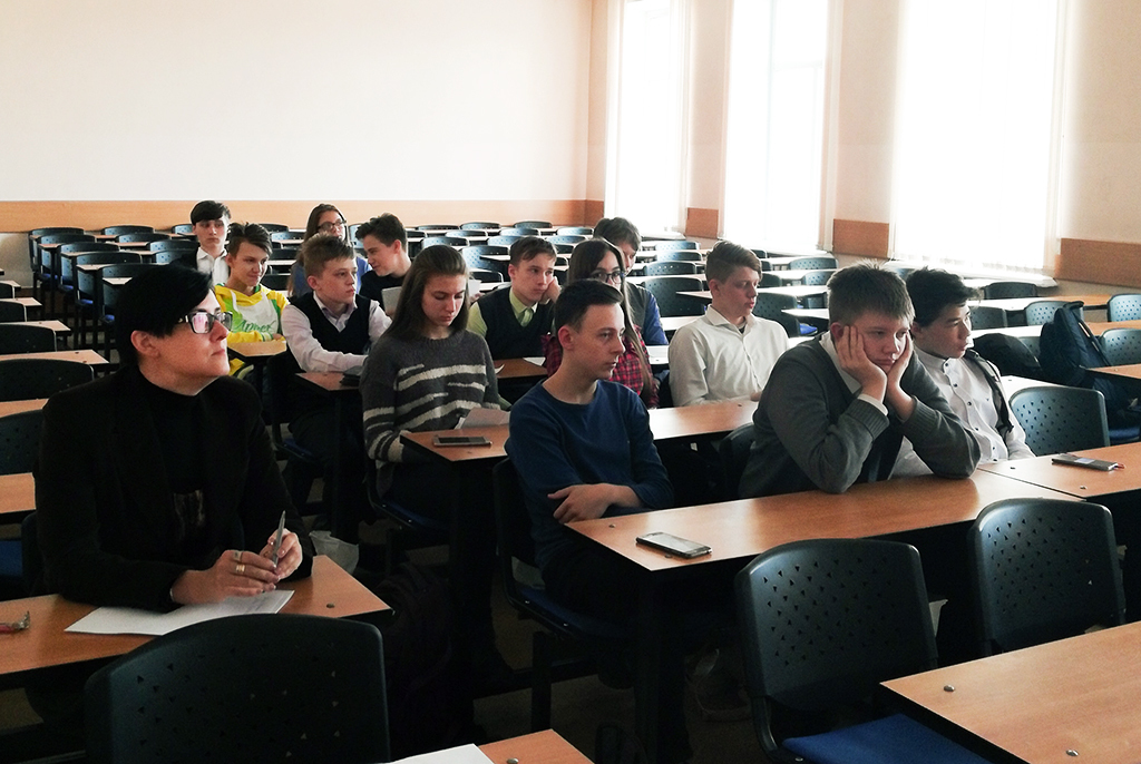 Школьники ТФТЛ изучают иностранные языки в ТУСУРе