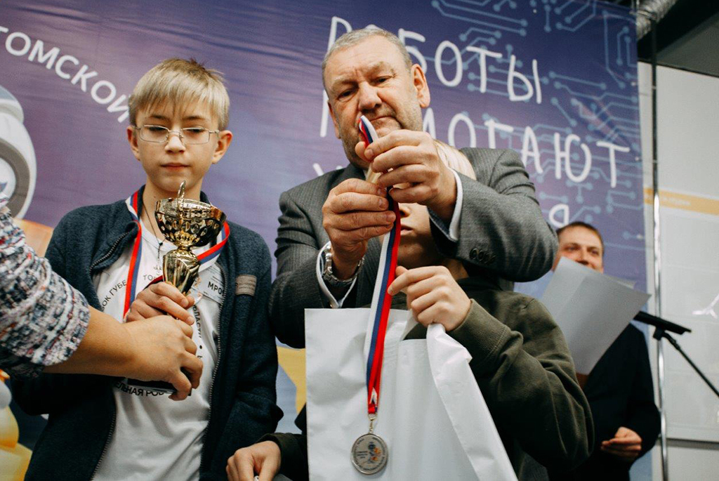 Команды ТУСУРа стали победителями Кубка ректора по робототехнике в трёх номинациях