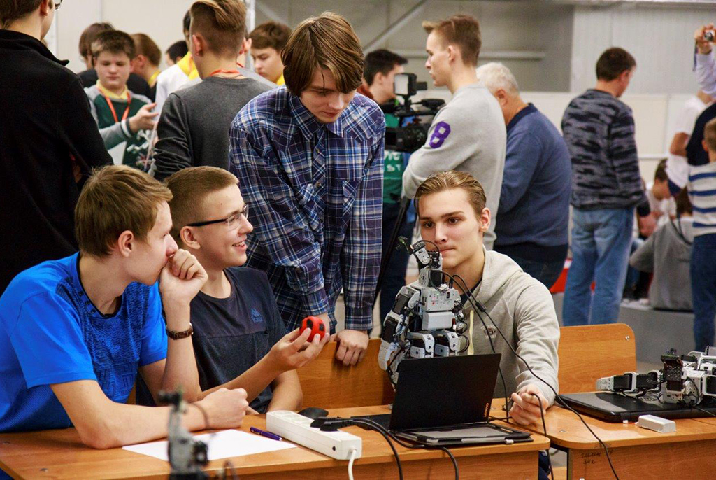 Команды ТУСУРа стали победителями Кубка ректора по робототехнике в трёх номинациях