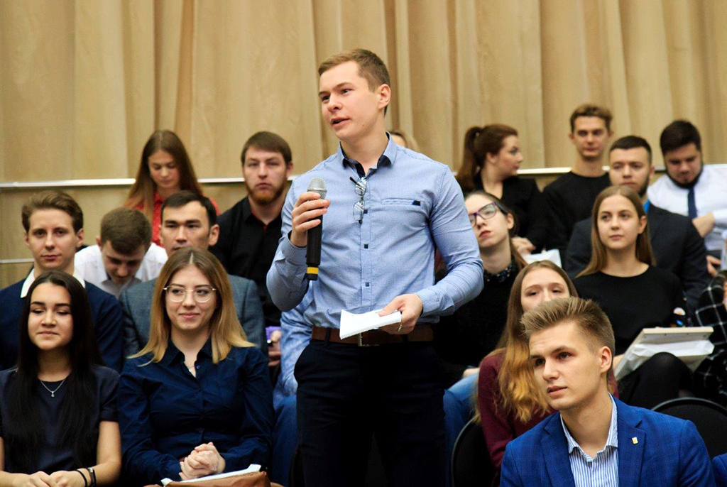 «Не бывает неудобных вопросов»: ректор ТУСУРа встретился «без галстуков» со студентами