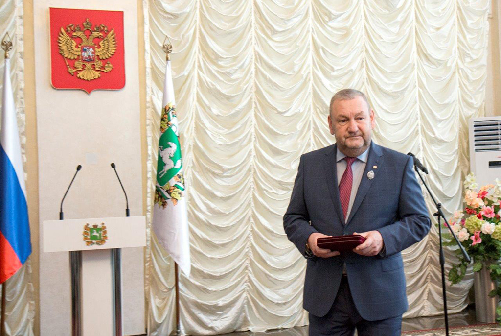 Накануне Дня России губернатор вручил ректору ТУСУРа государственную награду
