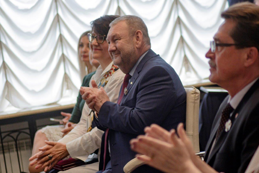 Накануне Дня России губернатор вручил ректору ТУСУРа государственную награду