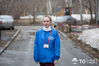 Photo credit: <a href='https://obzor.city/article/632681---dostavka-v-maske-kak-volontery-pomogajut-pozhilym-tomicham-pokupat-produkty-i-medikamenty' target='_blank'>obzor.city</a>