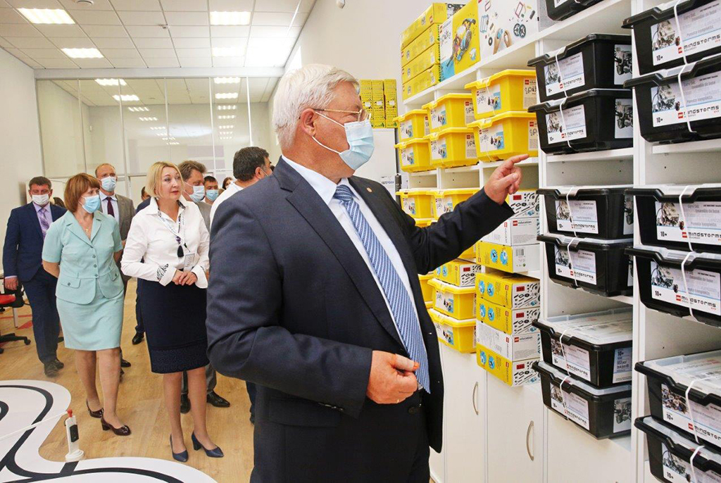 Губернатор Томской области посетил «IT-куб» в ТУСУРе