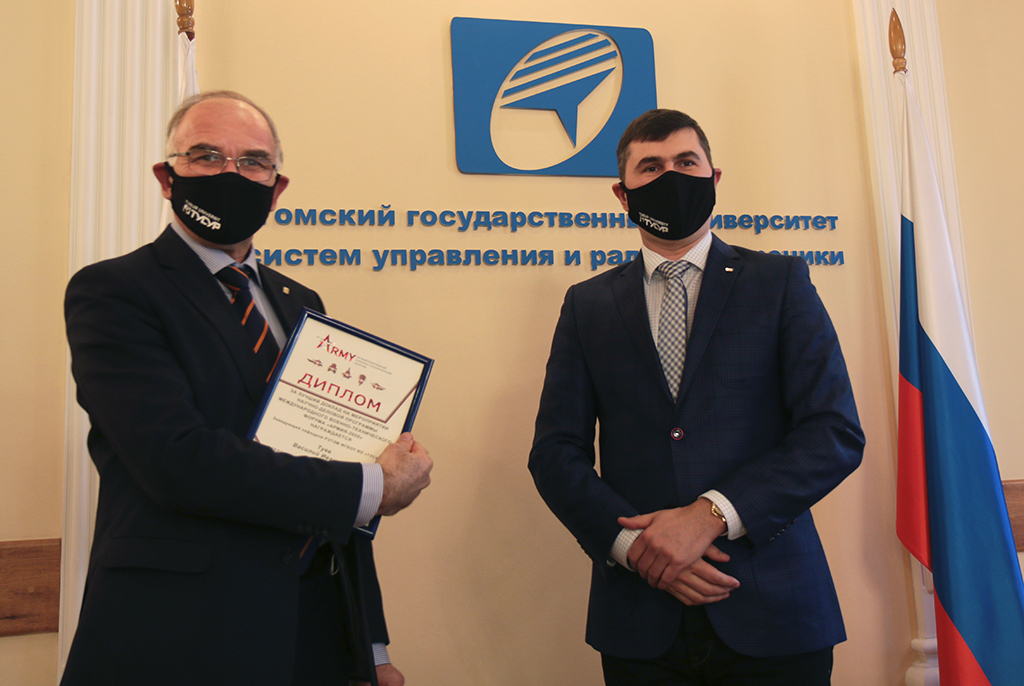 Ректор ТУСУРа наградил сотрудников вуза за их достижения