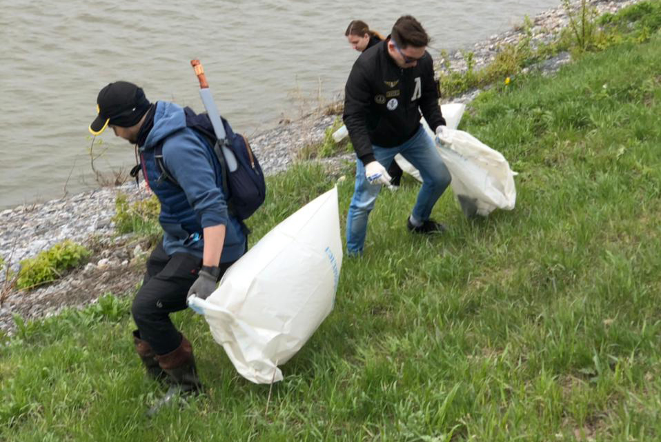 Студенты ТУСУРа приняли участие в уборке прибрежной территории Томи от мусора