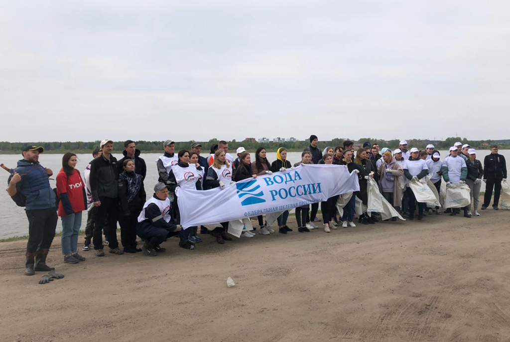 Студенты ТУСУРа приняли участие в уборке прибрежной территории Томи от мусора