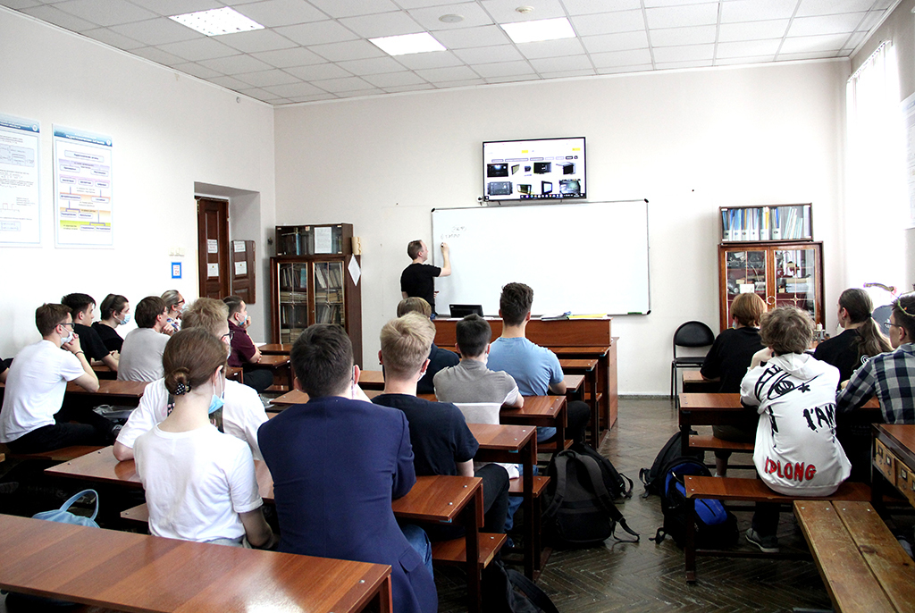 Учащиеся специализированных классов ТУСУРа посетили кафедру КИПР