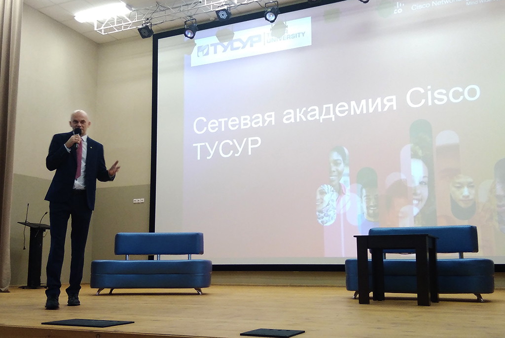 Проректор ТУСУРа по цифровой трансформации провёл профориентационную встречу с учениками школы «Интеграция»
