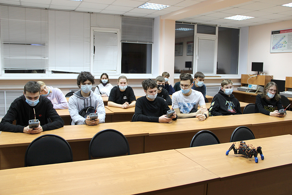 Учащиеся специализированных классов ТУСУРа посетили радиотехнический факультет