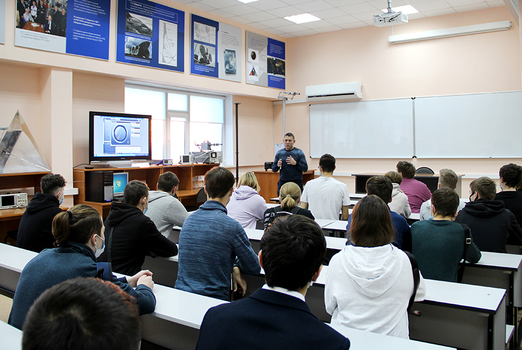 Учащиеся специализированных классов ТУСУРа посетили радиотехнический факультет
