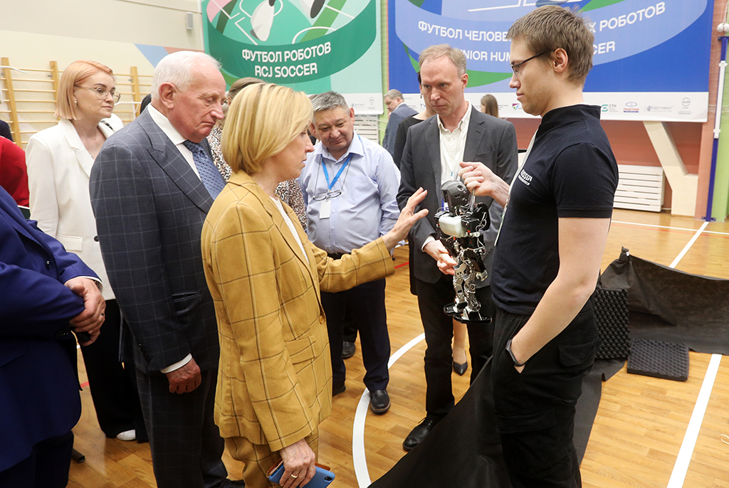 Более 300 участников из более 20 регионов России приняли участие в открытии чемпионата по робототехнике «РобоКап»