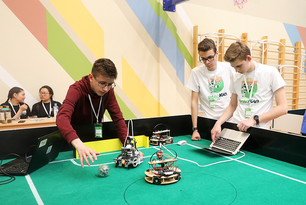 Более 300 участников из более 20 регионов России приняли участие в открытии чемпионата по робототехнике «РобоКап»