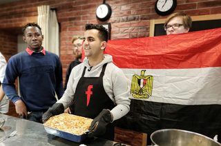 «Чай с пельменями» и египетская лазанья: иностранные студенты ТУСУРа знакомили с национальными блюдами на этнокультурном фестивале