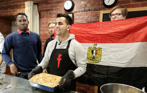 «Чай с пельменями» и египетская лазанья: иностранные студенты ТУСУРа знакомили с национальными блюдами на этнокультурном фестивале