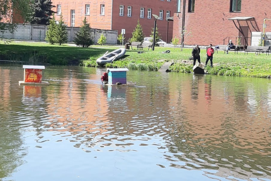 Новые плавучие домики для уток аквалангисты ТУСУРа установили на Университетском озере