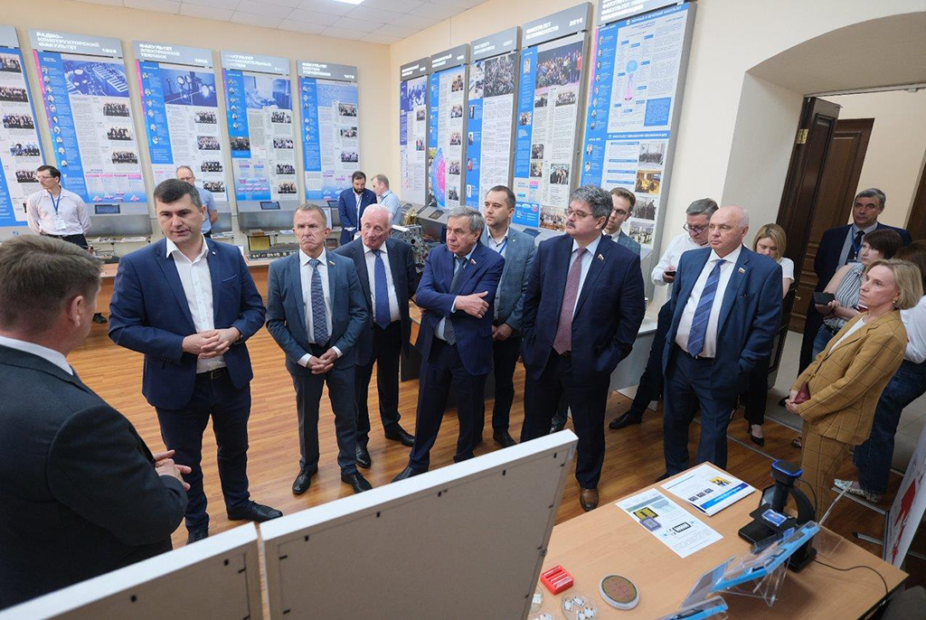 Делегация Совета Федерации познакомилась с планами ТУСУРа по строительству Центра микроэлектронных систем