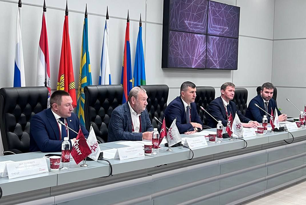 На круглом столе ТУСУРа, прошедшем на форуме «Армия-2023», обсудили создание новых стандартов в области электроники