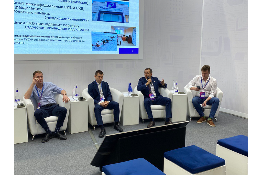 Директор ПИШ ТУСУРа представил опыт развития и трансформации задач СКБ на форуме «Технопром - 2023»