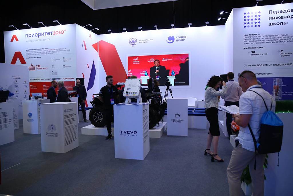 ТУСУР представил свои разработки на выставке форума «Технопром-2023»