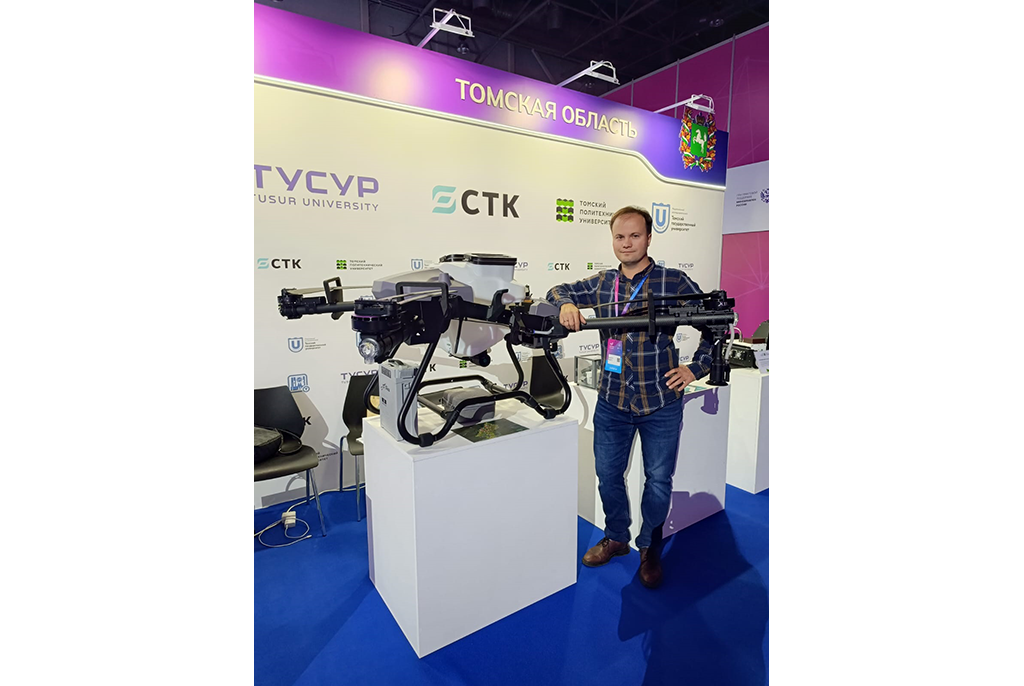 Ученый ТУСУРа представил новый агро-дрон на международном форуме технологического развития «Технопром-2023»