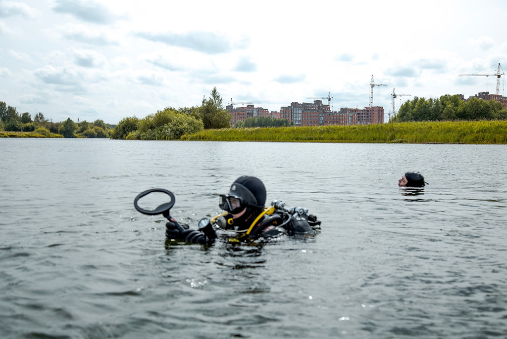 Ружьё, фитнес-браслет и крестик подняли аквалангисты «Наяды» со дна озера Боярского