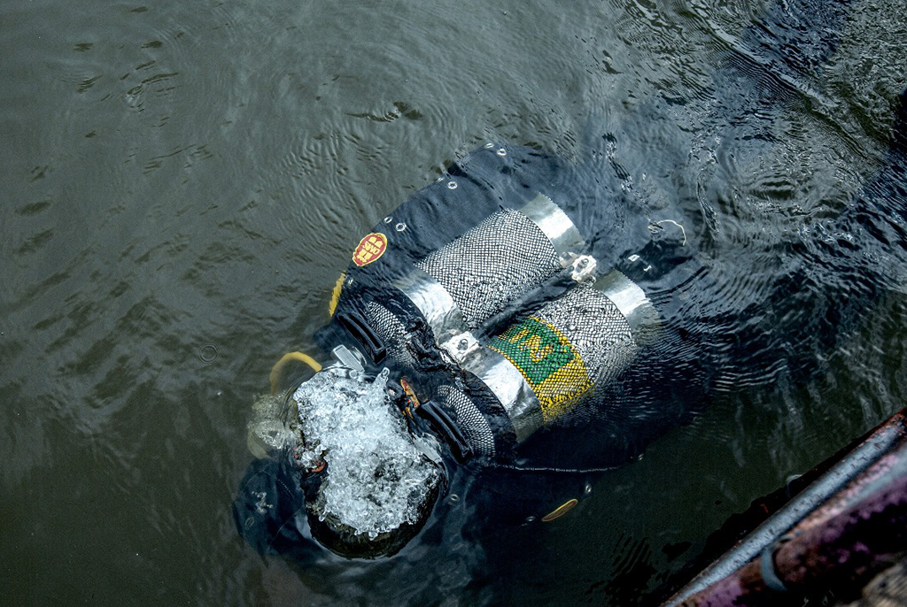 Ружьё, фитнес-браслет и крестик подняли аквалангисты «Наяды» со дна озера Боярского
