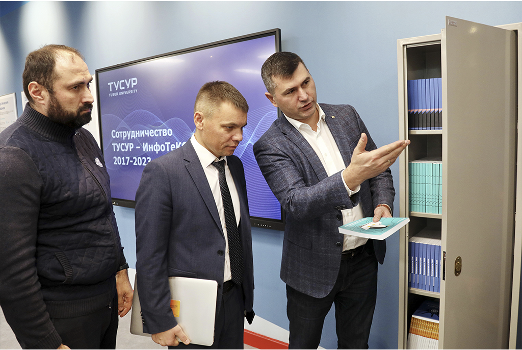 Замминистра Минцифры РФ познакомился в ТУСУРе с проектом по созданию центра для ускорения внедрения российского ПО
