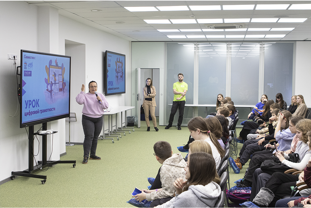В IT-Академии ТУСУРа для школьников прошел урок цифровой безопасности