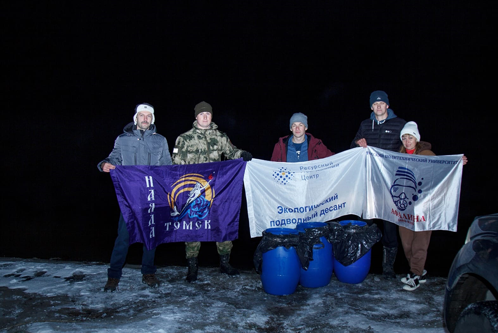 Аквалангисты ТУСУРа выпустили 100 килограммов карпов в Нефтехимовское озеро