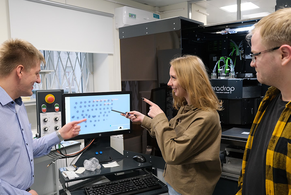 Ученые ТУСУРа прошли стажировку, которая поможет им усовершенствовать работу пьезоэлектрического дозатора геномного принтера