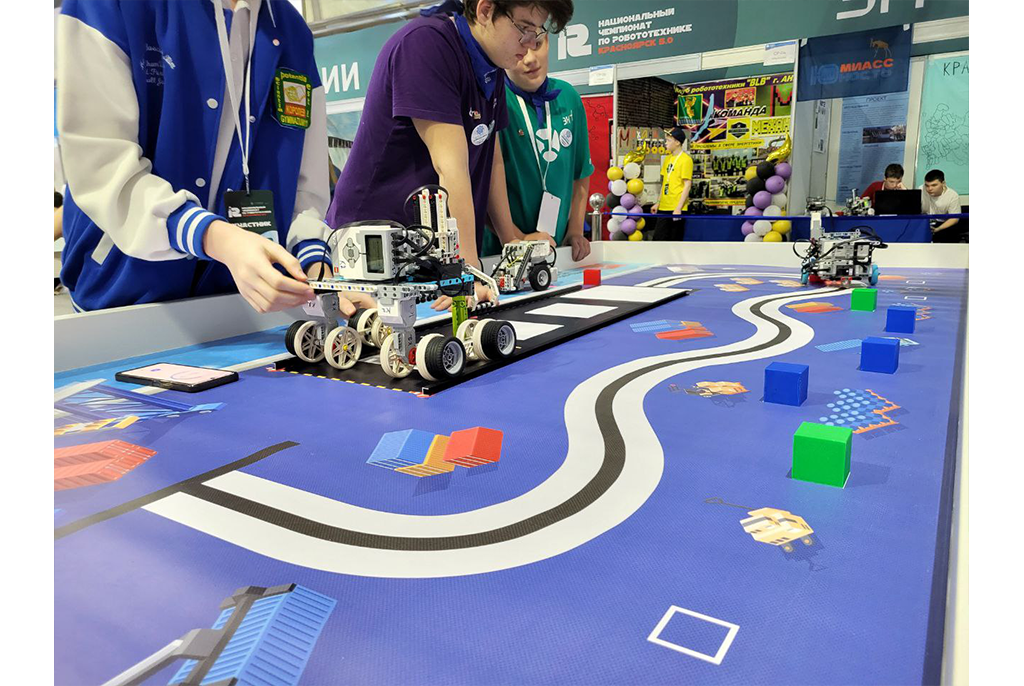 ТУСУР принял участие в юбилейном национальном чемпионате по робототехнике в Красноярске