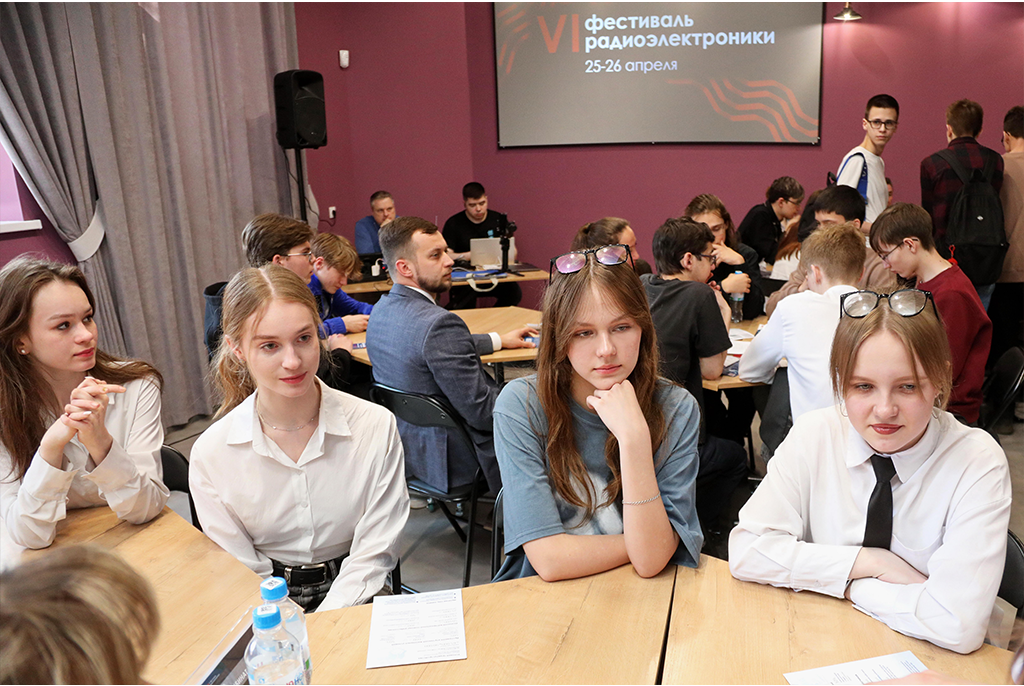 Более ста школьников приняли участие в краш-общении с компаниями на VI Фестивале радиоэлектроники в ТУСУРе