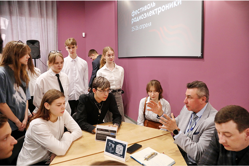 Более ста школьников приняли участие в краш-общении с компаниями на VI Фестивале радиоэлектроники в ТУСУРе