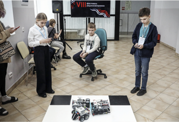 В ТУСУРе подвели итоги соревнований по робототехнике для школьников в рамках VIII Фестиваля радиоэлектроники