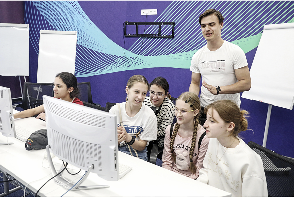 Искусственный интеллект и творчество: образовательное мероприятие для школьников прошло в ИТ-Академии ТУСУРа