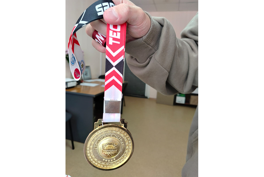Студент ТУСУРа завоевал золото на чемпионате мира по робототехнике в Индии