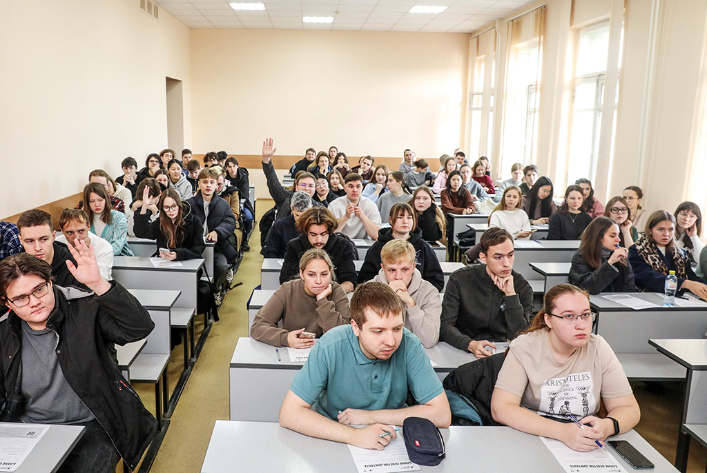 Студенты и сотрудники ТУСУРа приняли участие во всероссийской акции «Спортивный диктант - 2025»