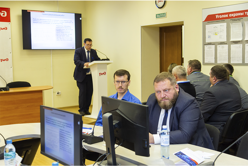 Сотрудник ТУСУРа представил в РЖД доклад, посвященный современным тенденциям в области систем связи