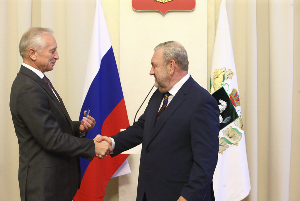 Губернатор Томской области вручил Орден Почёта президенту ТУСУРа