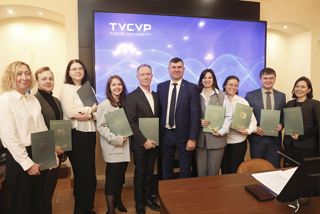 Сотрудники и студенты ТУСУРа отмечены наградами на учёном совете
