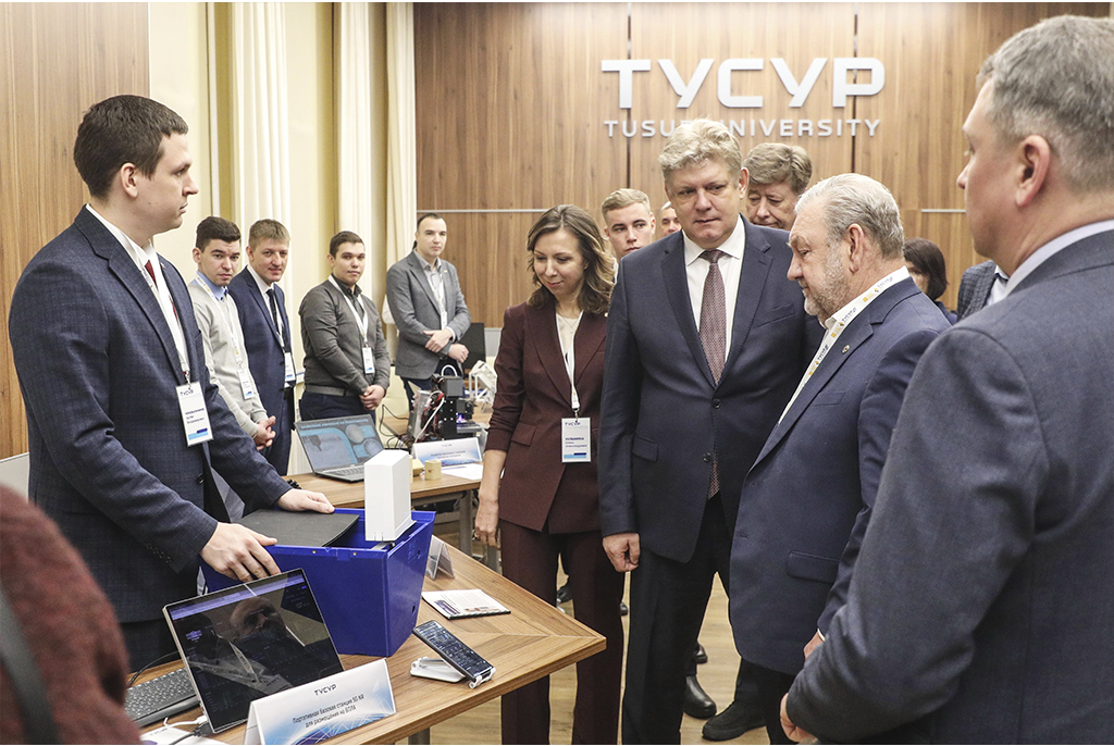 Ученые ТУСУРа представили полпреду передовые разработки
