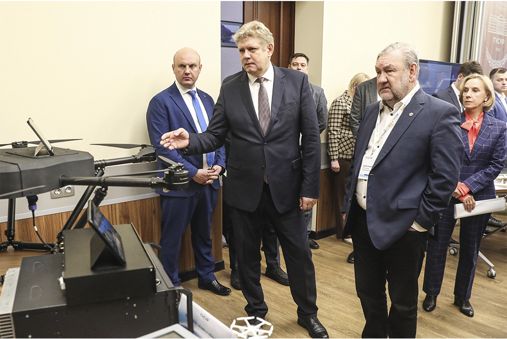 Ученые ТУСУРа представили полпреду передовые разработки