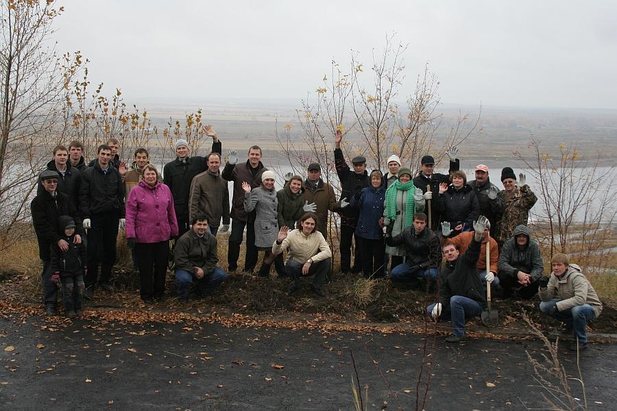Сотрудники Факультета дистанционного обучения ТУСУР высадили яблони в честь дня рождения факультета