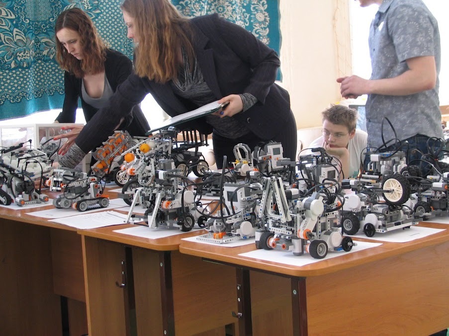Две команды ТУСУРа стали победителями и призёрами регионального этапа Международных состязаний роботов