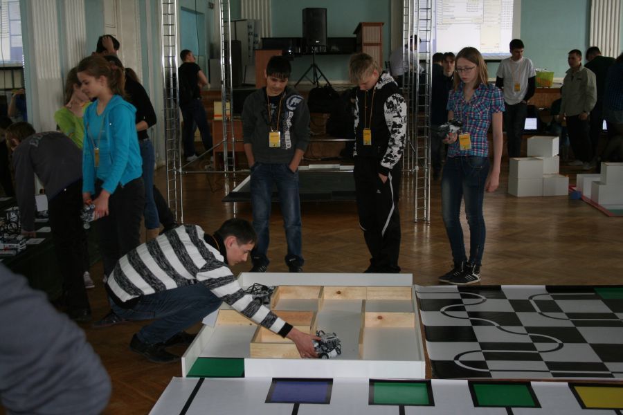 В рамках XV Томского инновационного форума INNOVUS прошли ежегодные соревнования по робототехнике «РобоRoom 2013»