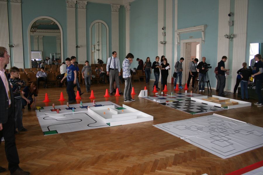 В рамках XV Томского инновационного форума INNOVUS прошли ежегодные соревнования по робототехнике «РобоRoom 2013»