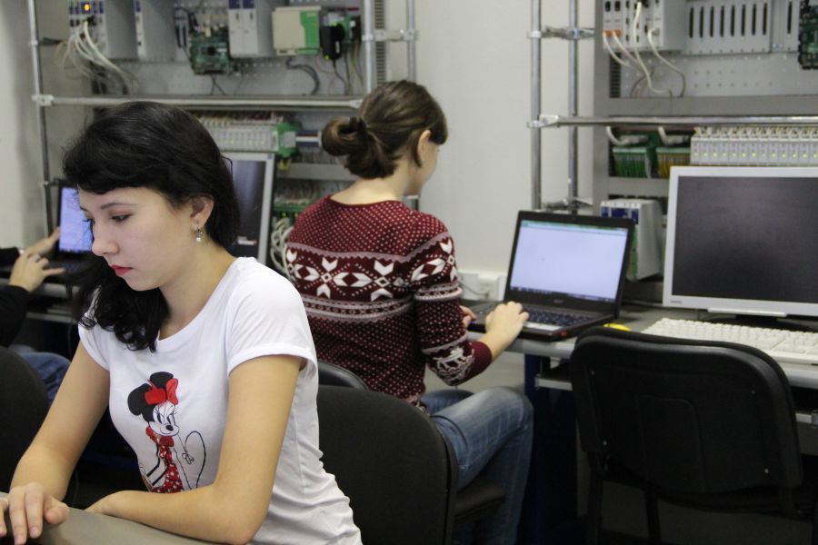 В лаборатории Xilinx на базе кафедры электронных систем ТУСУРа проходят занятия для студентов ФИТ в рамках ГПО