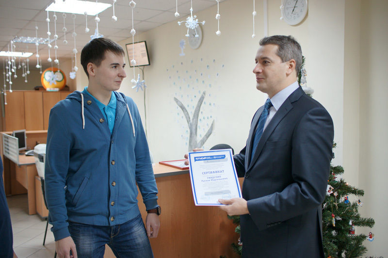 В Центре международной IT-подготовки состоялось вручение очередного сертификата по итогам прохождения стажировки