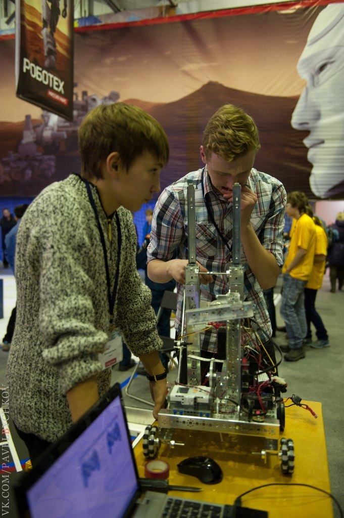 Команда ЛРИИ 2И ТУСУР приняла участие в ежегодном сибирском робототехническом фестивале «Роботех – 2013. Миссия «Марс»»